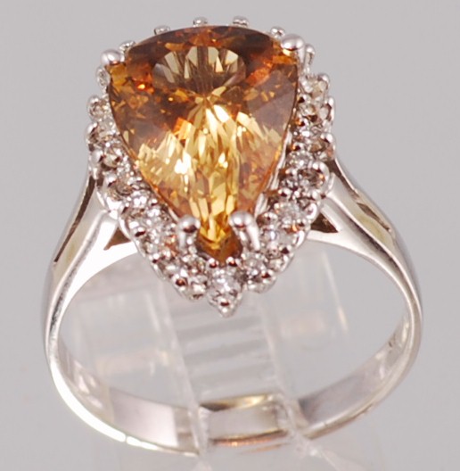 Topaz, November’s Birthstone: The Have-it-Your-Way Gem